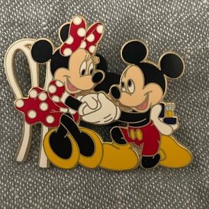 Disney Pin Trading -Mickey Proposes to Minnie Mouse *RARE* Engagement Pin 2005